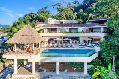 Image de Superbe villa contemporaine en bord de mer avec plage de sable, personnel complet pour 14 personnes