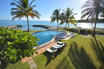 Image de Gated, quatre chambres, quatre salles de bain, Front De Plage, Vue Mer, avec personnel
