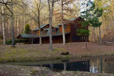 Image de Cabane rustique isolée avec Wifi sur 160 acres près de la rivière Illinois et du lac Tenkiller