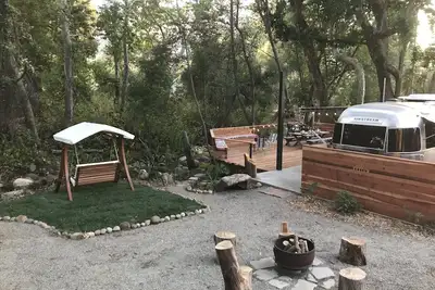 Image de Riverfront Lush & Lux Airstream Cabin Vue imprenable