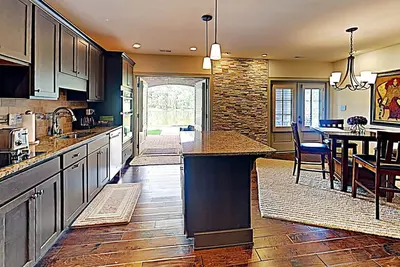 Image de Tranquillité haut de gamme sur le lac et à proximité de tout