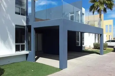 Image de Maison de ville toute neuve à quelques minutes de la plage dans une communauté sécurisée / fermée