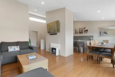 Image de Khione 1 - Moderne et spacieux avec vue sur le lac Jindabyne et les montagnes au-delà