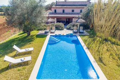 Image de La finca mallorquina Ses Planes avec piscine.