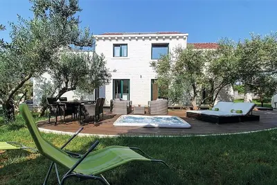 Image de Nouvelle Villa FraMar avec jacuzzi extérieur immergé dans les oliviers