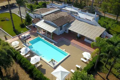 Image de Villa Vetti, belle villa entourée de verdure avec piscine, à quelques km de la mer