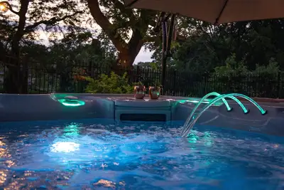 Image de <1mi. to 2020 Dnc - Maison spacieuse, cour et spa à proximité du centre-ville