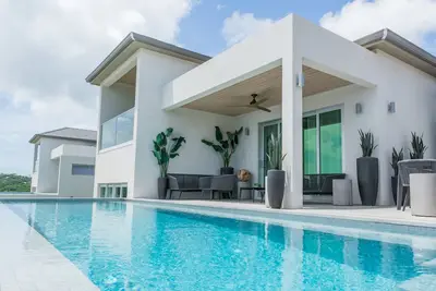 Image de Villa de luxe avec piscine à débordement, vue sur l'océan et plage privée
