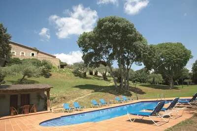 Image de Magnifique manoir en pierre de 1100m2, immense piscine clôturée, salle de jeux, bbq, WiFi, extras!