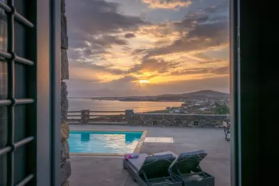 Image de Villa de luxe de 6 chambres avec p. piscine, bain à remous et vue imprenable près de la plage