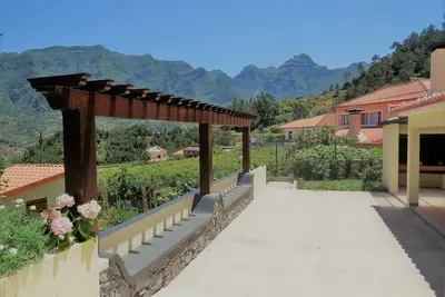 Image de Maison de campagne avec terrasse, potager et vue splendide sur les montagnes