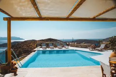 Image de Une maison de famille élégante avec piscine à débordement et vue imprenable sur la mer