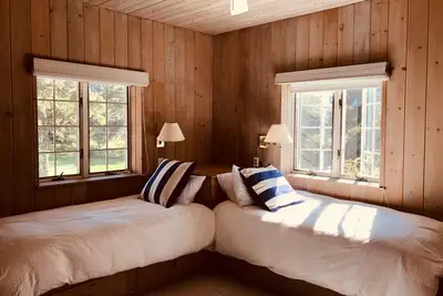 Image de Grande maison familiale ouverte avec immense cour arrière, distance de marche de la plage!
