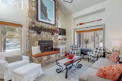 Image de Maison récemment rénovée avec piscine commune, bain à remous et tennis