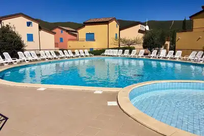 Image de Appartement 1 chambre entièrement rénové dans résidence avec piscine commune
