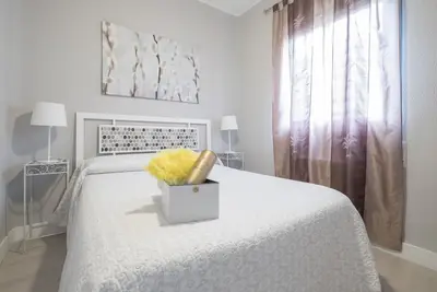 Image de 14 Wifi + A / C + Metro / Bus même rue à 10 minutes du centre-ville