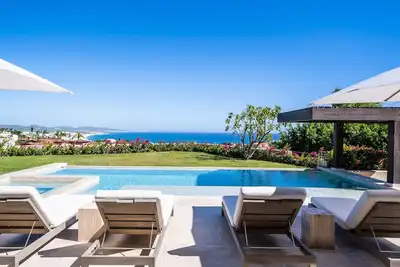 Image de Ocean View Villa w / Private tunnel to beautiful Beach - Brand New Construction