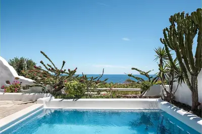 Image de Villa Zephyros, une villa confortable dans un complexe privé à Santorin, avec piscine, 1 chambre à coucher,