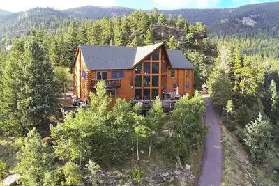 Image de Spectaculaire Colorado Mountain Lodge avec une vue imprenable et un bain à remous!