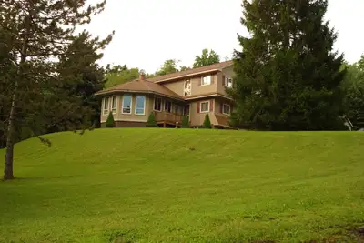 Image de 10 chambres 5 salles de bain maison de montagne avec piscine privée chauffée dans le sol.