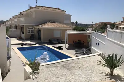 Image de Villa avec piscine privée et une grande terrasse ensoleillée.