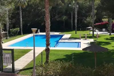 Image de Spacieux appartement de 3 chambres doubles avec terrasse privée ensoleillée et piscine