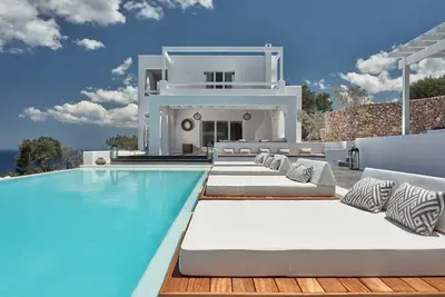 Image de Superbe villa avec piscine chauffée, jacuzzi. À distance de marche de la plage, des magasins et des tavernes
