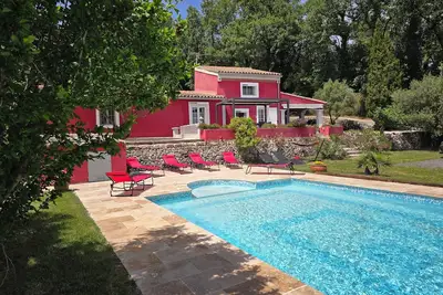Image de villa avec piscine sans vis Ă vis en plein vignoble sur 2 hectares de terrain