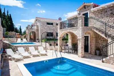 Image de maison en pierre de luxe avec piscine privée, une intimité totale dans une atmosphère relaxante