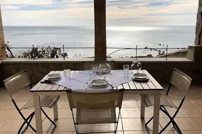 Image de Petite villa a' 50 metres de la mer avec une vue superbe