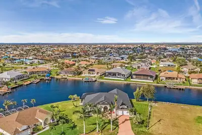 Image de Deluxe villa, southwest facing, heated pool & spa, large corner lot, Gulf access