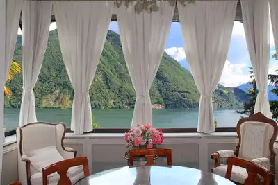 Baronnie \"Bel Etage\" près du lac de Castagnola, piscine, climatisation, parc, vue sur le lac
