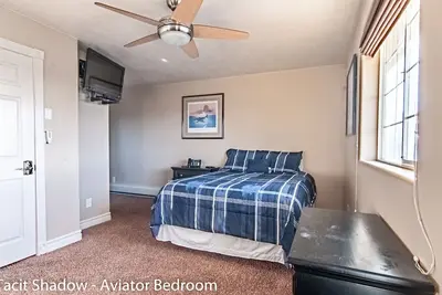 Image de Tacit Shadow \"Aviator\", Chambre privée au pied de Brian Head Mountain, WiFi