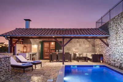 Image de Charmante villa en pierre - Cottage avec piscine privée chauffée et belle vue sur l'océan