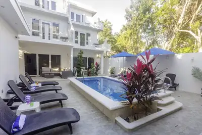 Image de Luxueux Family Safe Property avec 4 lits, 2. 5 salles de bain, piscine, près de la ville et des plages
