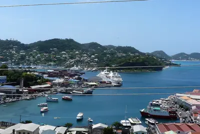 Image de 2 Br, 2 Ba Apt avec vue panoramique sur la ville, le port et la plage