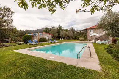 Image de Champ Eido Carvalhoso maison w / piscine, vue sur la rivière Lima et la montagne