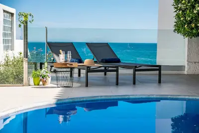 Image de Beachfront Villa De Luxe Piscine PRIVÉE Vue Sur La Mer Superbe Vente À Bars Magasins Etc