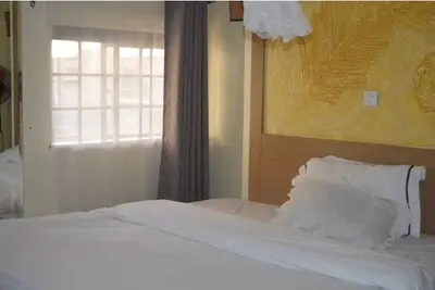 Image de Sam Suite Studio, wifi très propre et gratuit, parking sécurisé. 5 min à pied du Cbd. . .
