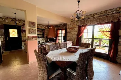 Image de Villa en pierre Rokosini