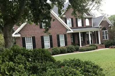 Image de Maison de luxe, cadre boisé, excellent emplacement. Proche de nombreuses attractions.