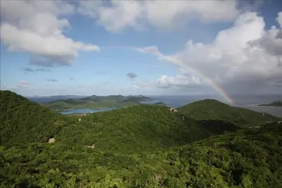 Image de Vues panoramiques à couper le souffle sur les îles Vierges britanniques depuis le bain à remous et la piscine!