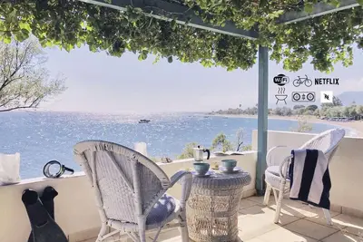 Image de Belle maisonnette rustique en bord de mer - à 5 mètres de la mer!