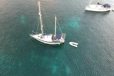 Image de Votre voilier privé au mouillage au milieu des tortues + option plongée