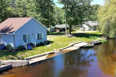 Image de Chalet n ° 5 sur la rivière AuTrain près du lac Supérieur, rochers sur la photo, cascades, sentier