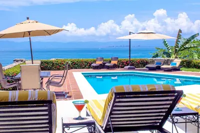 Image de Beach Front House, à 5 minutes du centre-ville, piscine privée, personnel, venez en profiter!