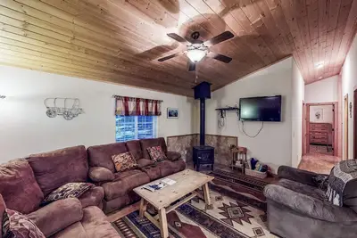 Image de Cabine au bord de l'eau avec vue sur la montagne, poêle à bois et bain à remous