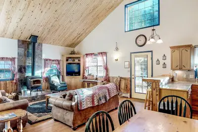 Image de Nouvelle Liste! Cabane pour chien avec poêle à bois, spa et foyer au bord de la rivière