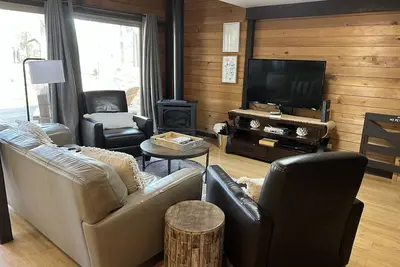 Image de Confortable 2 chambres 2 salles de bains + mezzanine avec lits superposés Cabine: 6 Sharc Passes & Dog Friendly