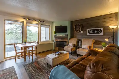 Image de Récemment rénové Bend Studio Condo à 7th Mt, piscines, Htub, pub, golf, vélo, randonnée